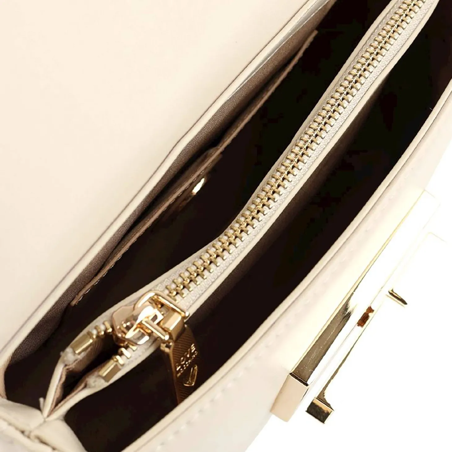 Borsa a mano con placca e molletta frontale avorio