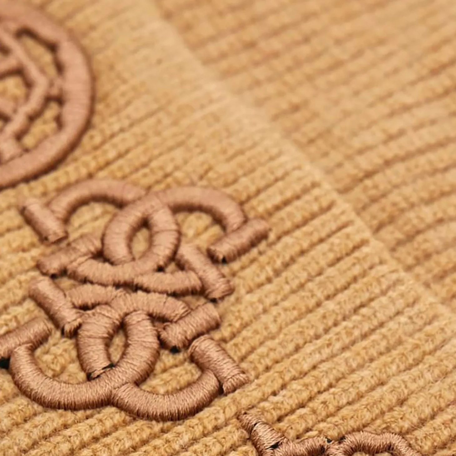 Cappello con ricami camel