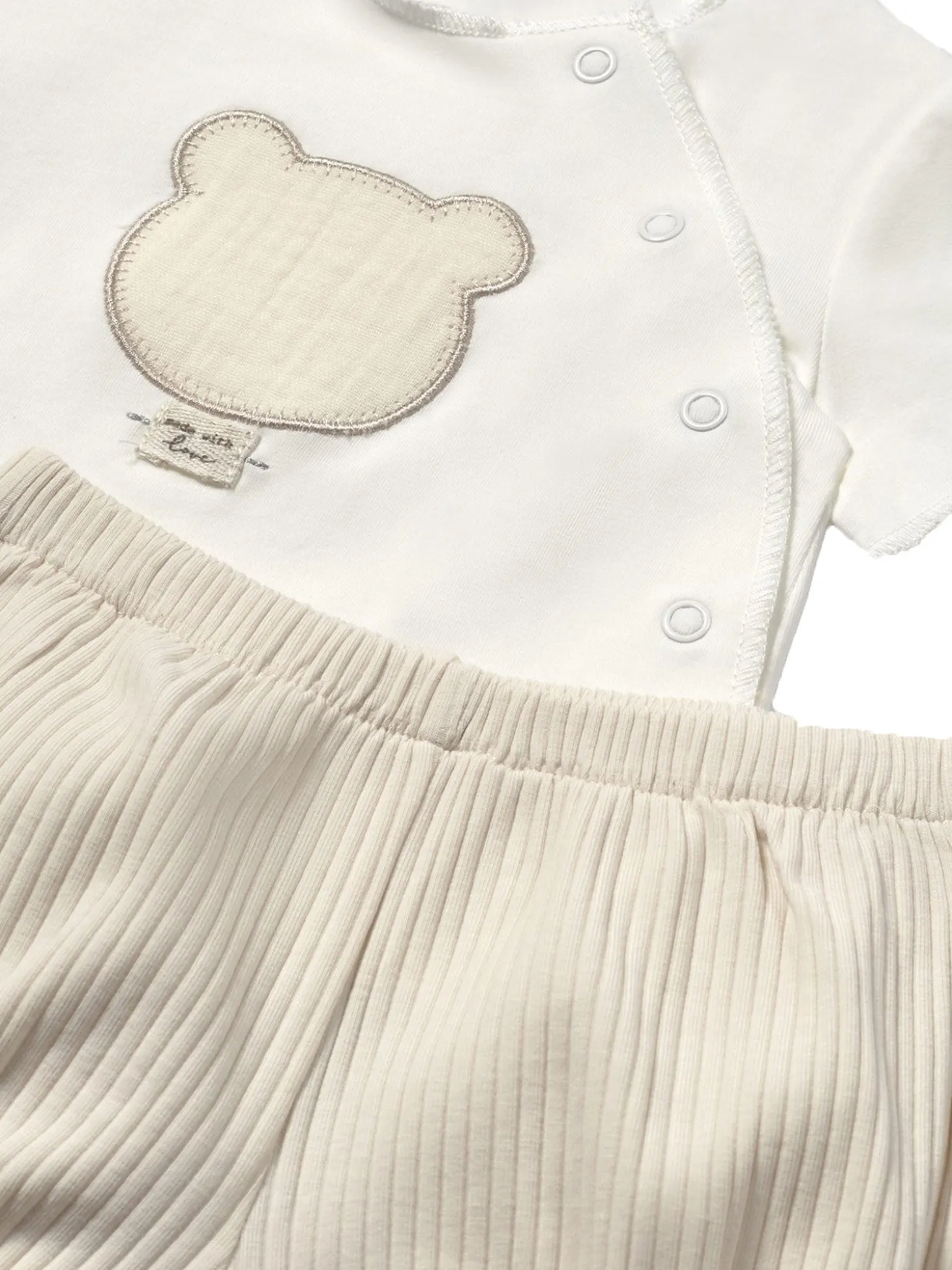 Completo t-shirt e shorts panna