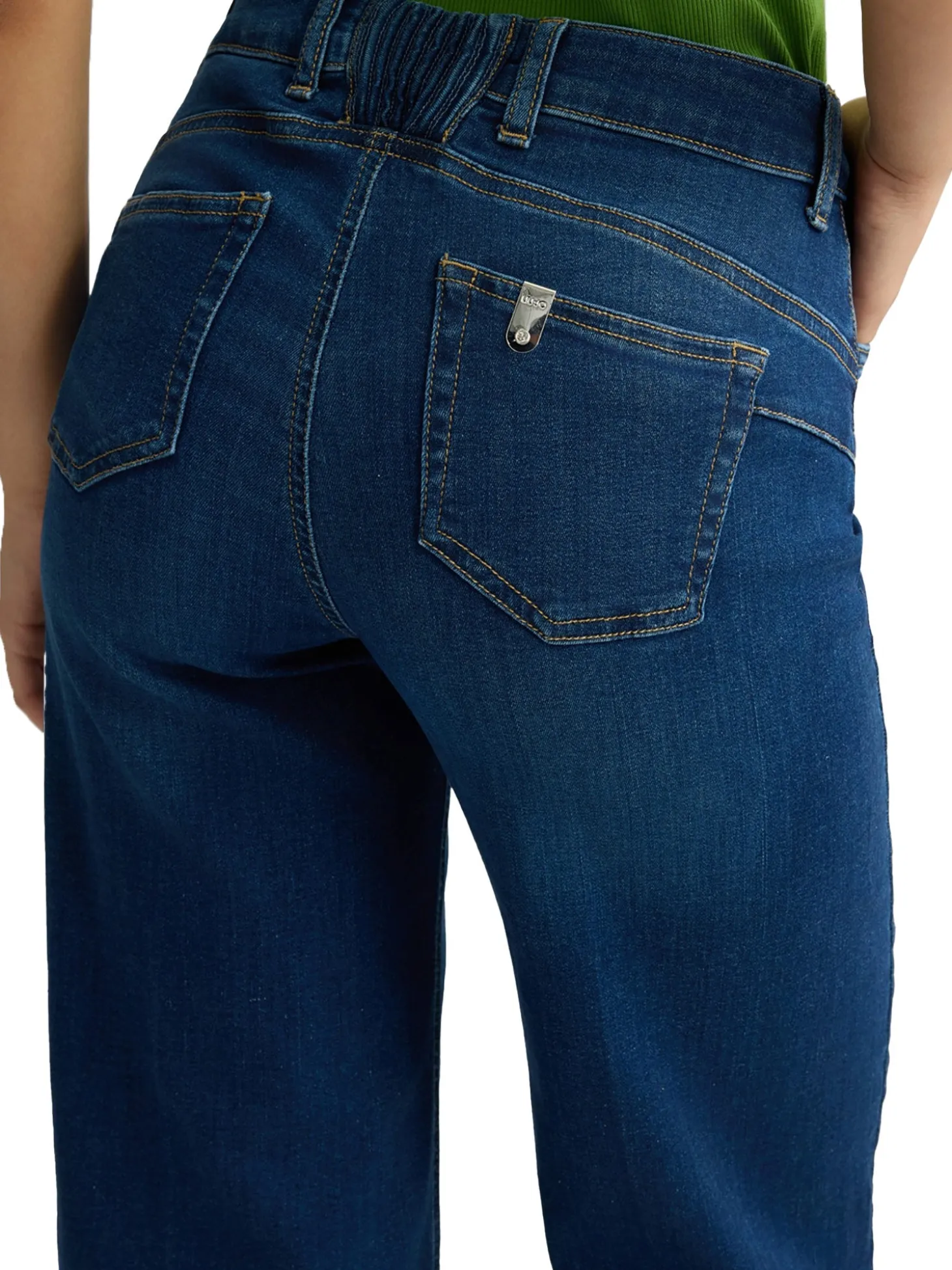 Jeans a gamba flare con inserto elastico sul dietro denim medio