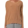 Maglia luminosa con scollo a barca camel