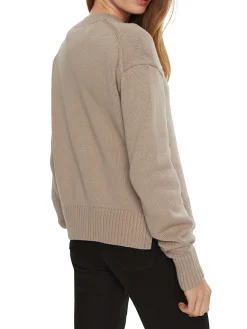 Maglione a coste con logo intarsiato sul petto mastice