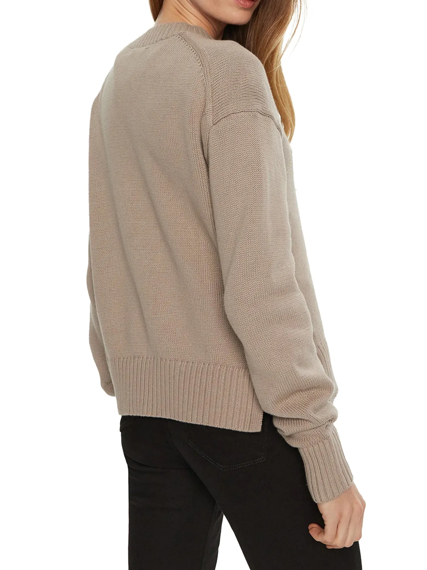 Maglione a coste con logo intarsiato sul petto mastice