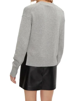 Maglione a coste con logo intarsiato sul petto grigio chiaro