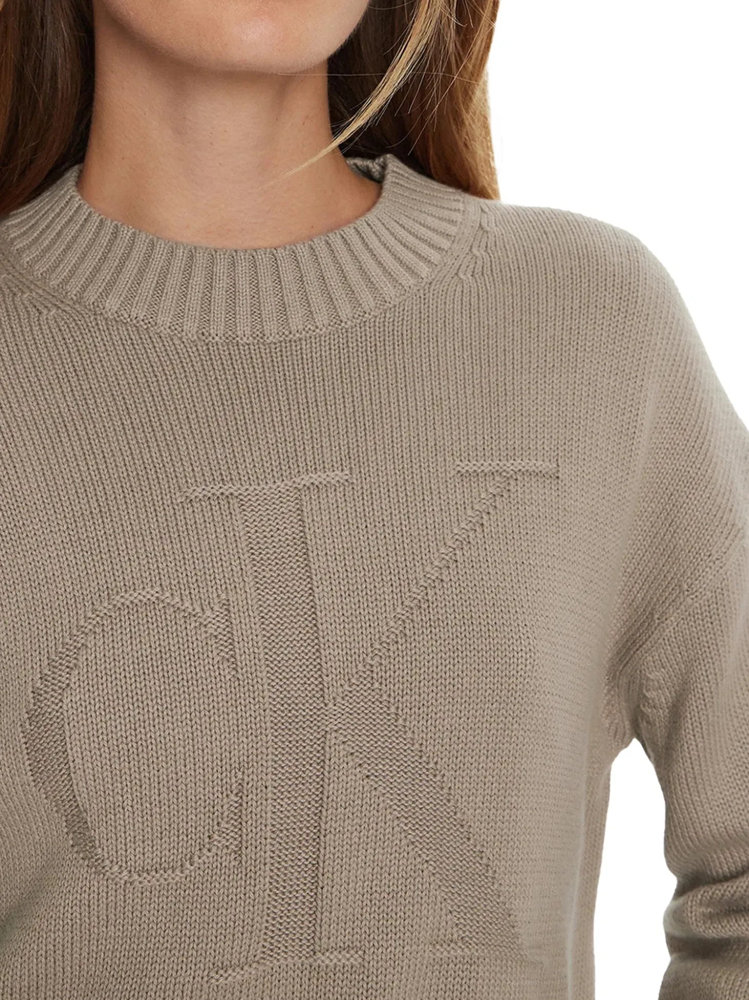 Maglione a coste con logo intarsiato sul petto mastice