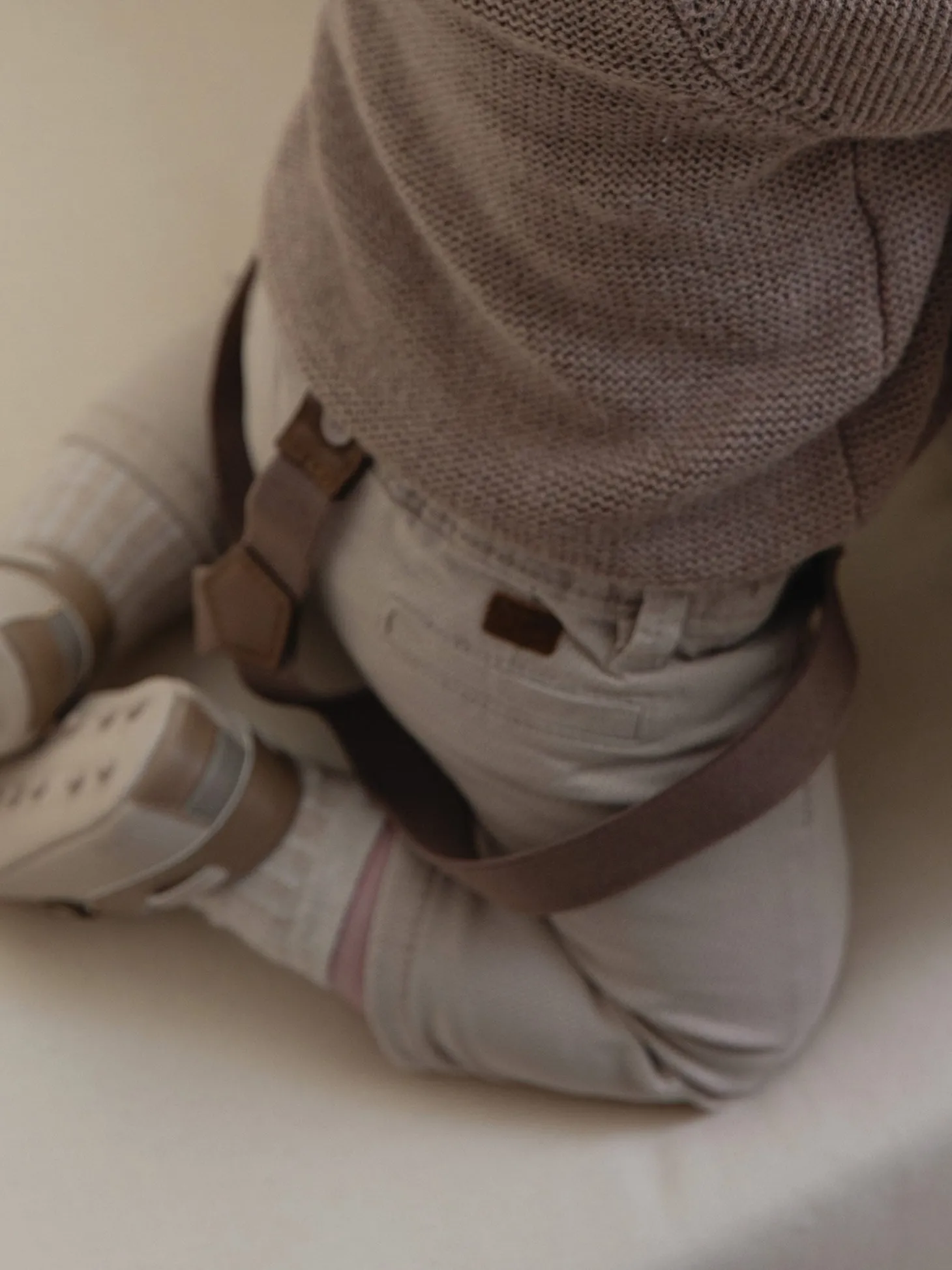 Pantalone chino con bretelle in cotone noce