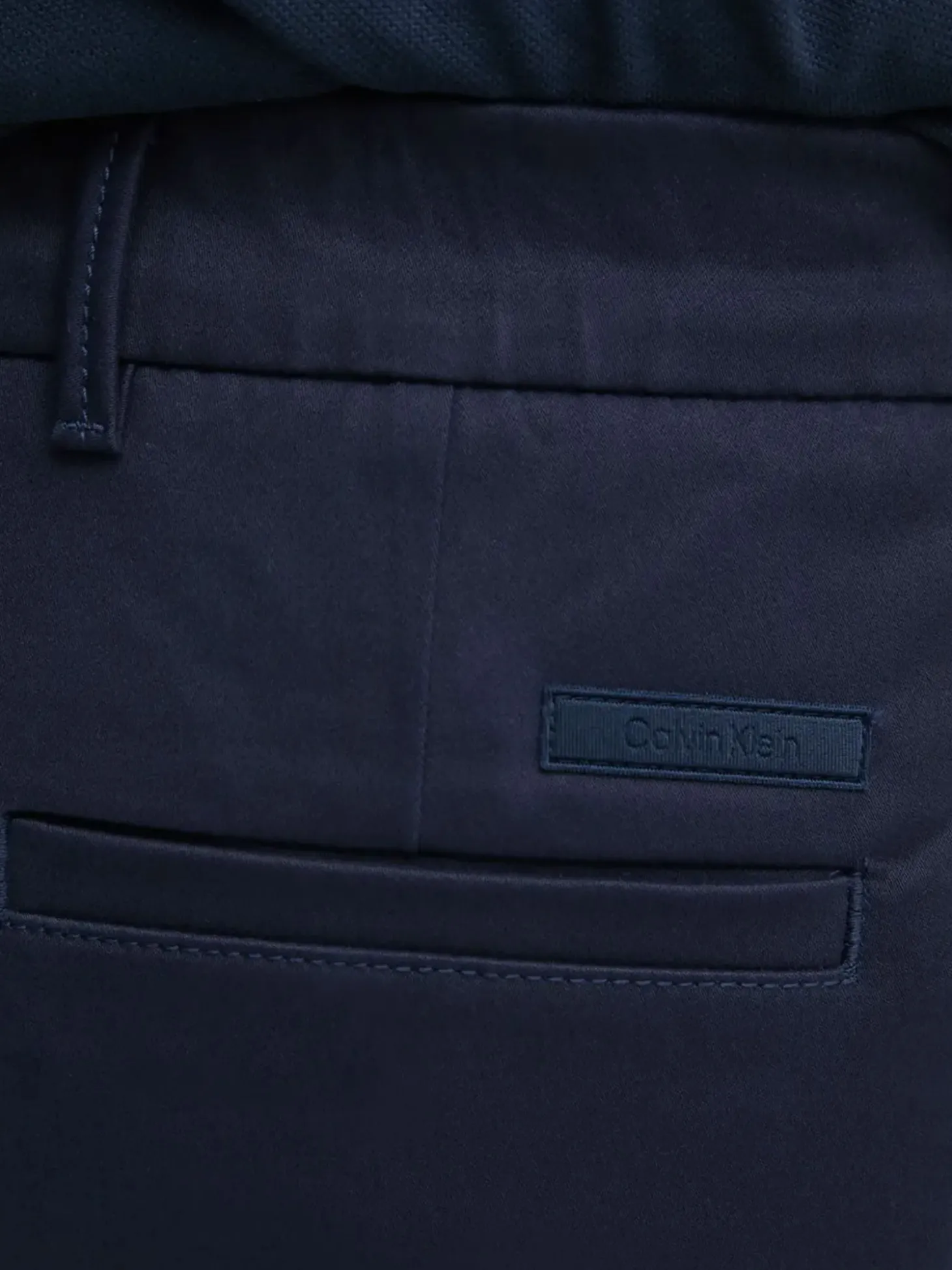 Pantalone modello chino tapered in sateen blu
