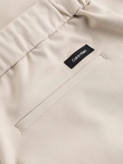 Pantalone modello jogger confort fit beige