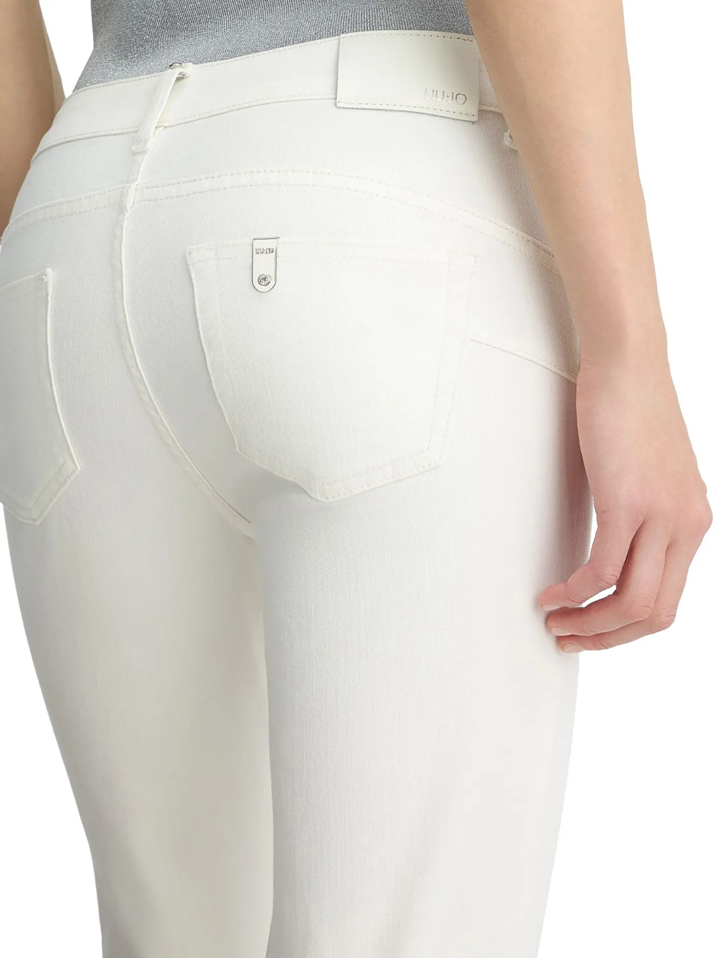 Pantalone skinny dal ginocchio con risvolto bianco