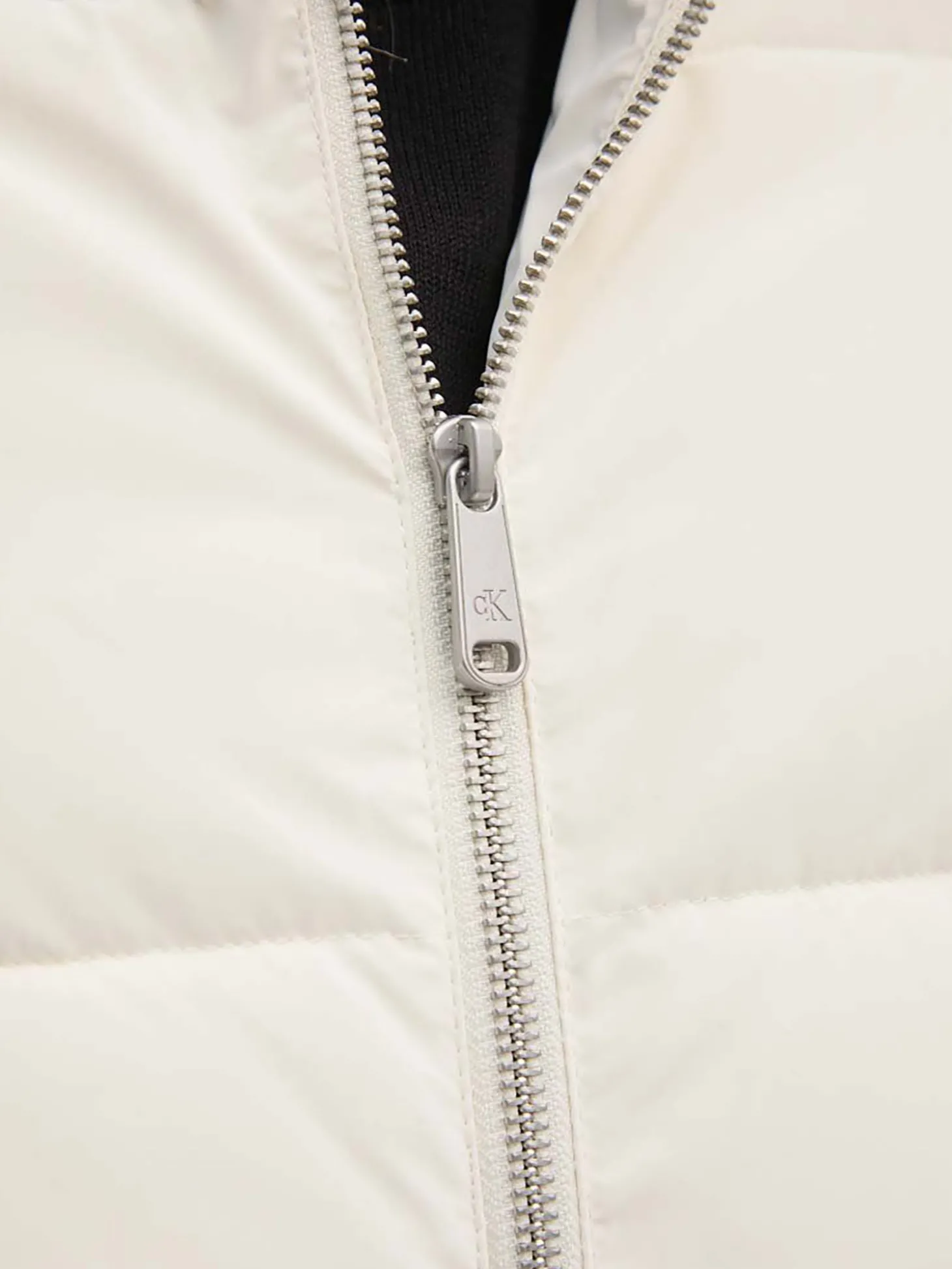 Piumino a collo alto imbottito con zip e logo avorio