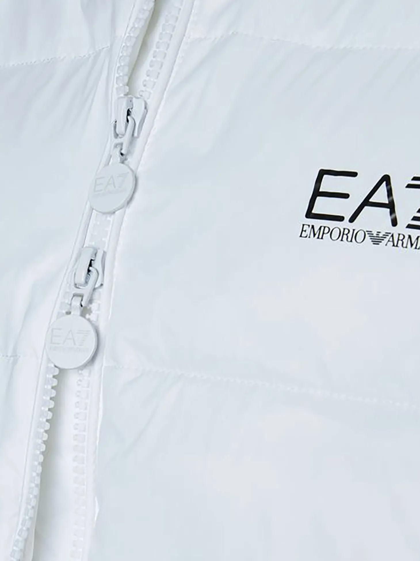 Piumino nylon con zip e cappuccio e logo sul petto bianco