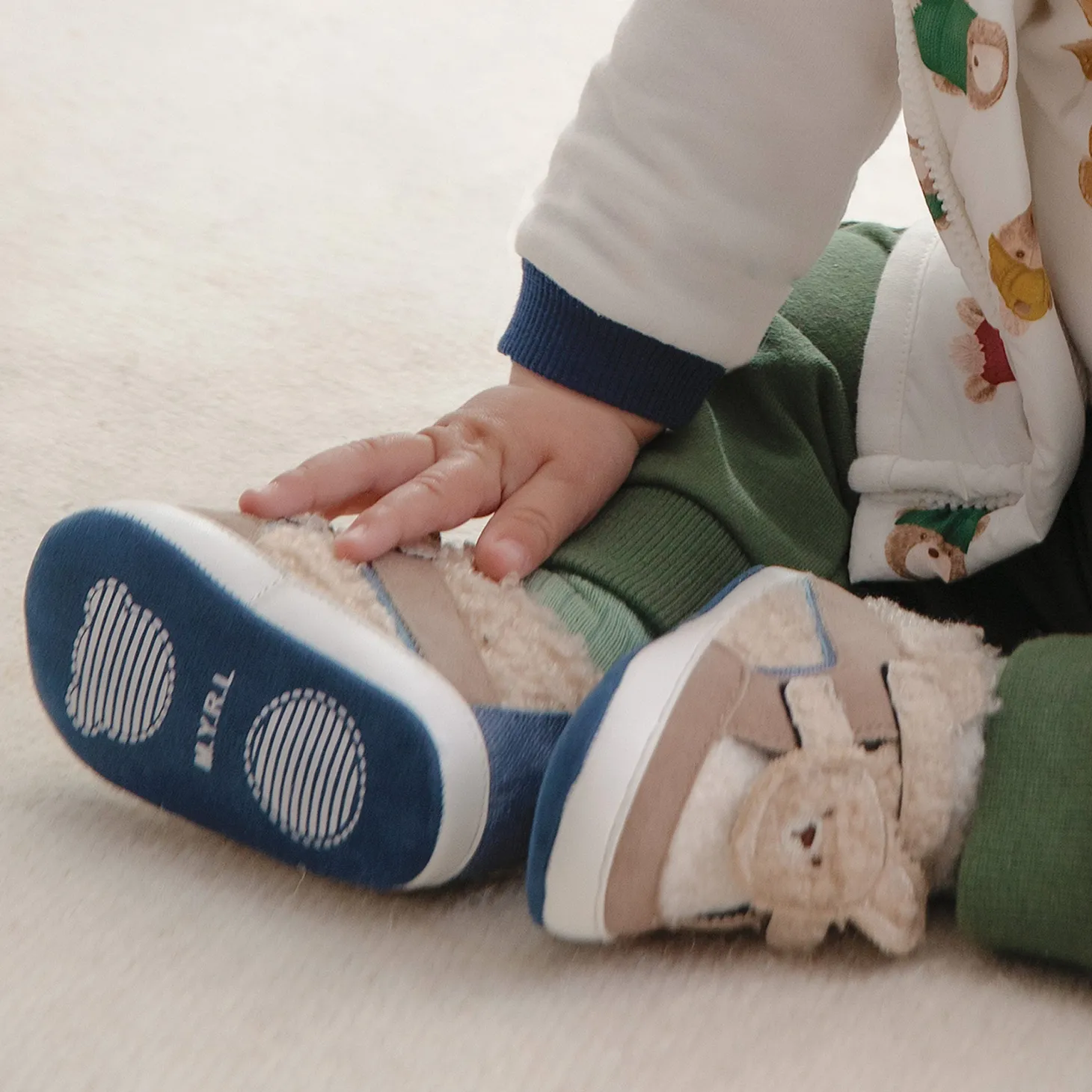 Scarpe sportive neonato con velcro e pelliccia beige/blu