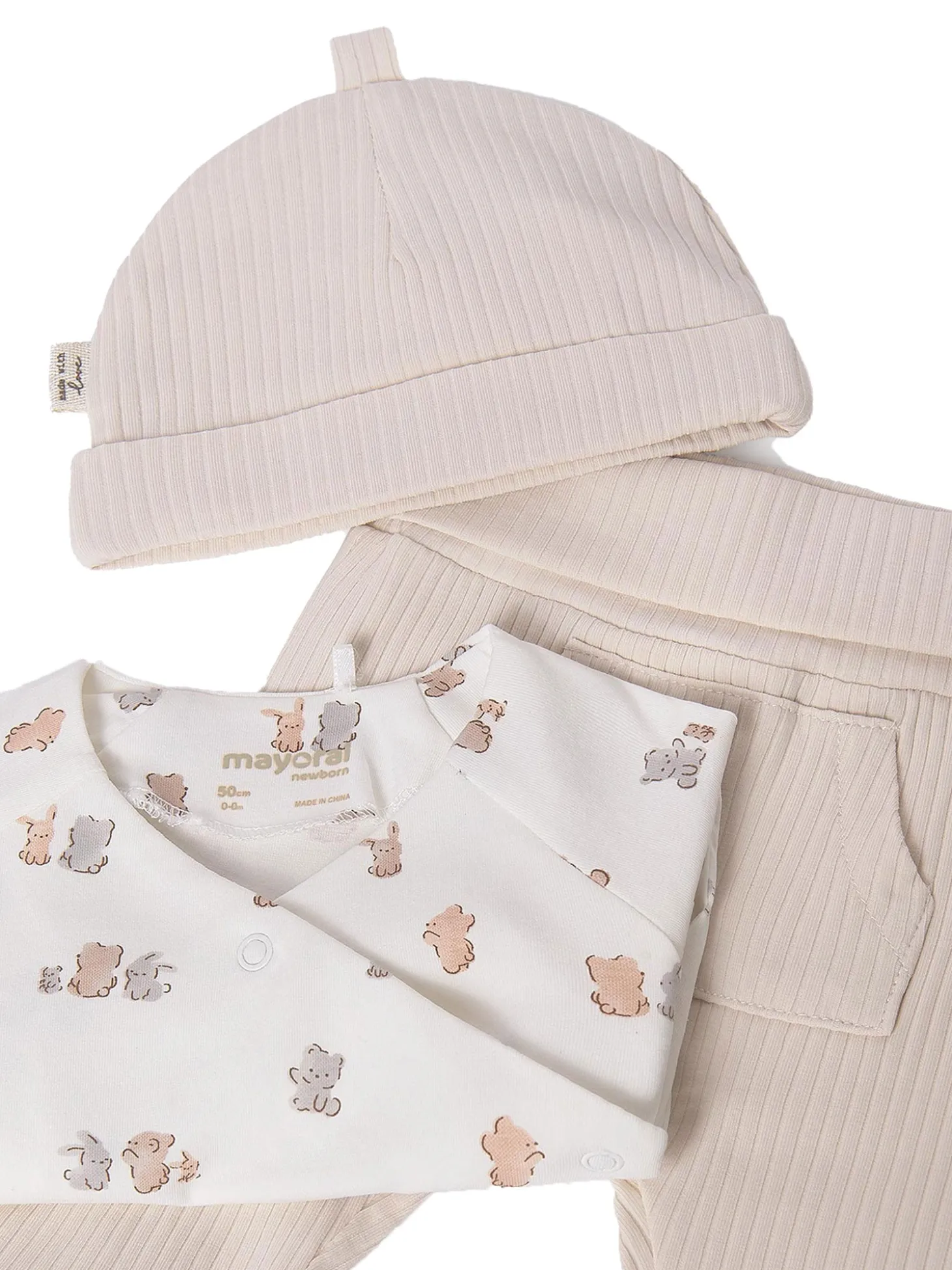 Set t-shirt, pantaloni e cappellino naturale