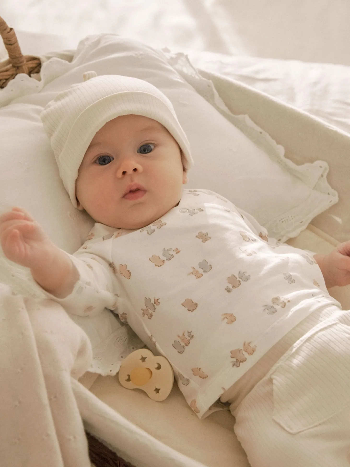 Set t-shirt, pantaloni e cappellino naturale