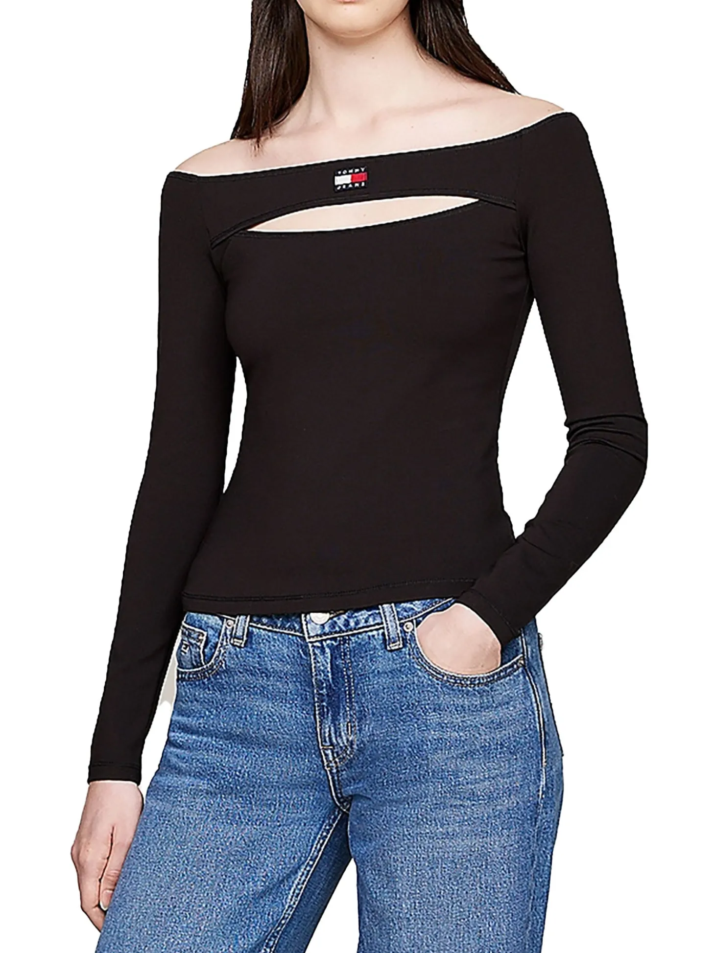 Top con spalle scoperte e distintivo nero