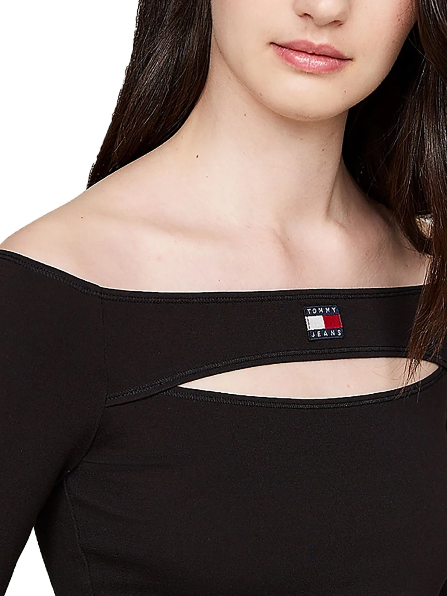 Top con spalle scoperte e distintivo nero
