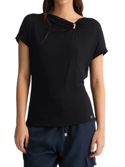 T-shirt con scollo asimetrico e dettaglio gioiello nero