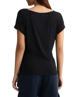 T-shirt con scollo asimetrico e dettaglio gioiello nero