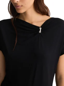 T-shirt con scollo asimetrico e dettaglio gioiello nero