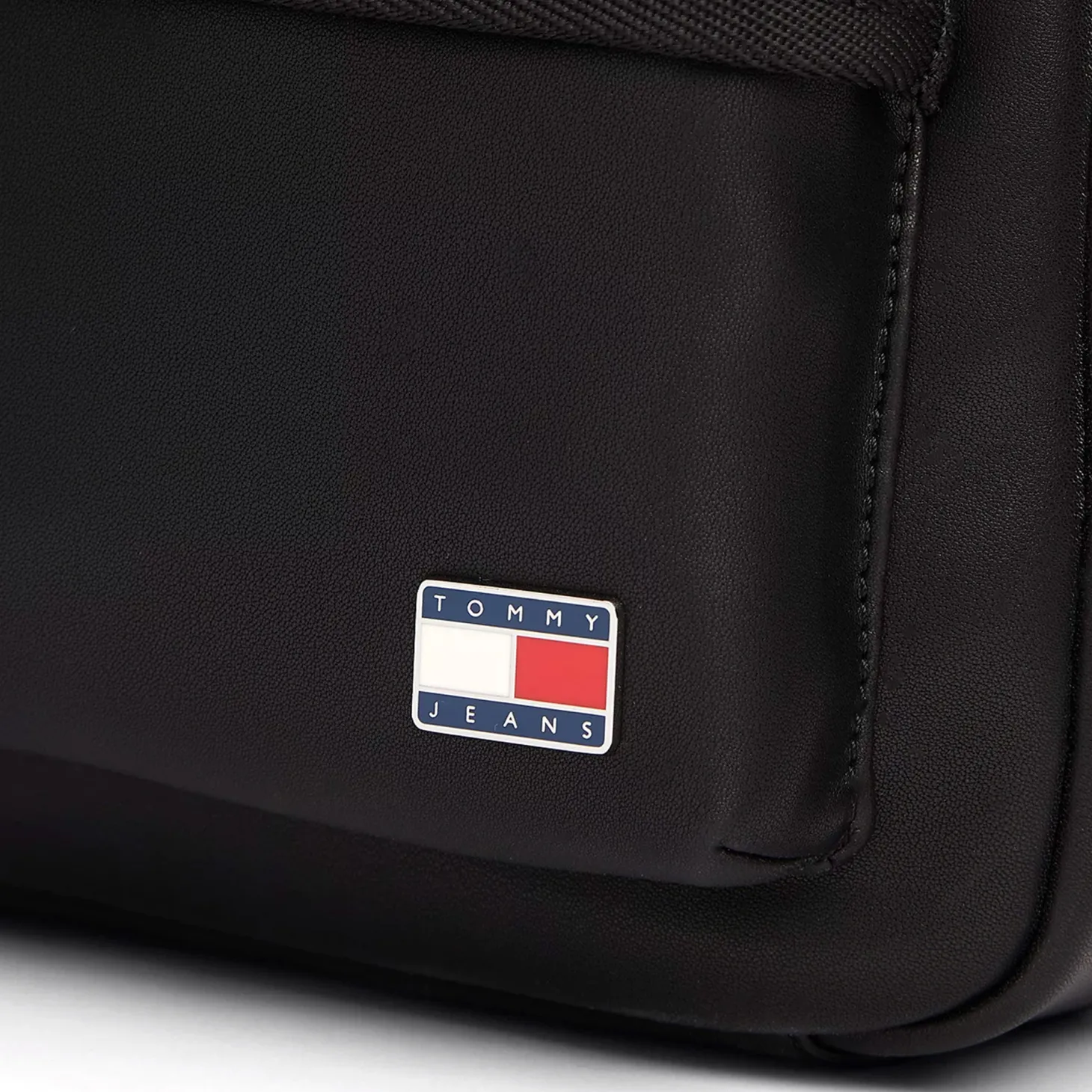 Zaino Essential con placchetta e logo nero